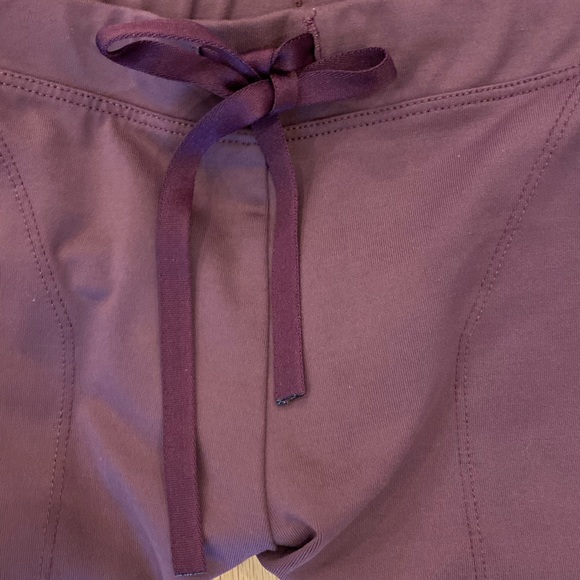 Patagonia Womens Cropped Yoga Pants Drawstring Waist /Pockets Purple /Size Small - Picture 9 of 10